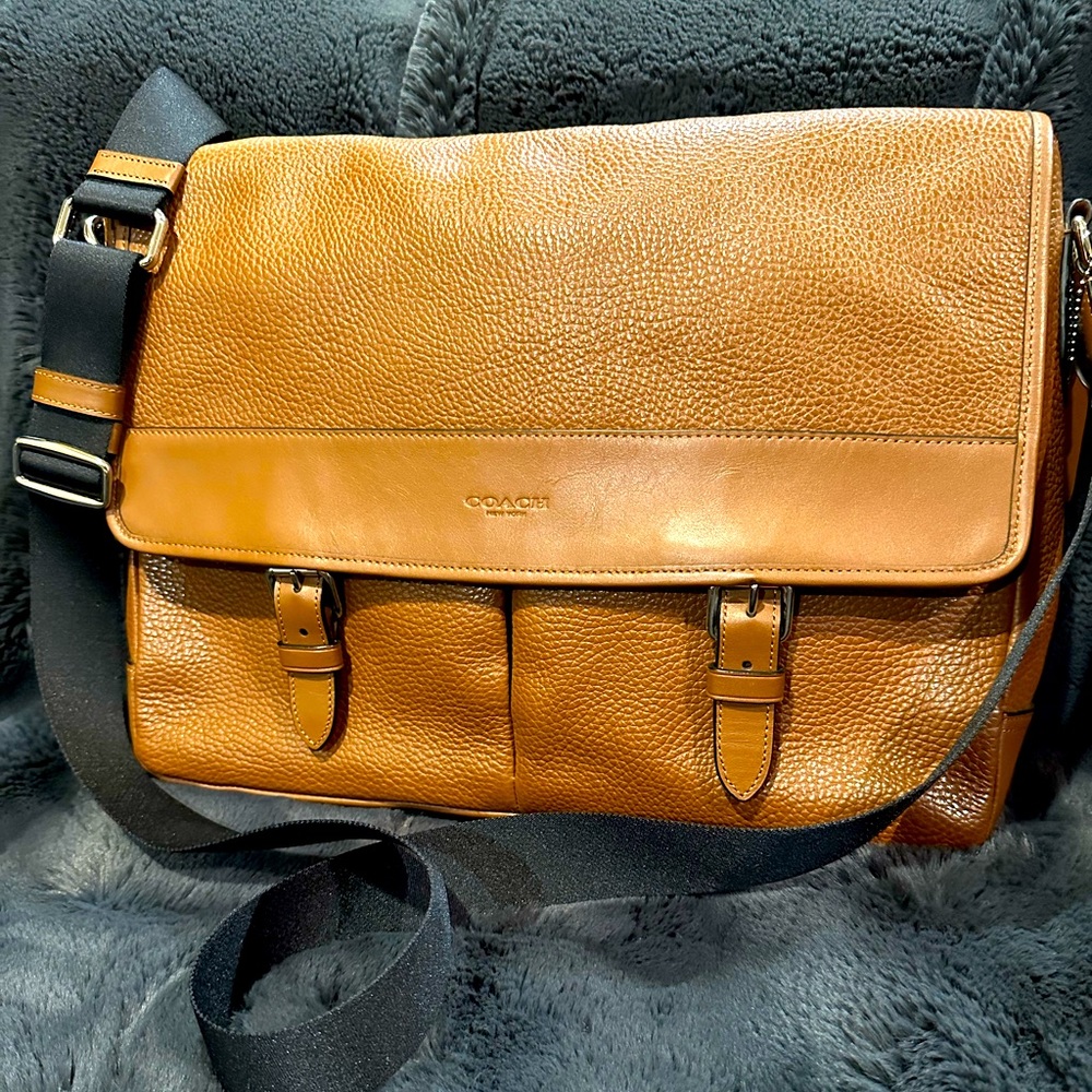 Coach, men’s business bag, with crossbody strap.
